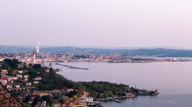 Akşamları deniz feneri