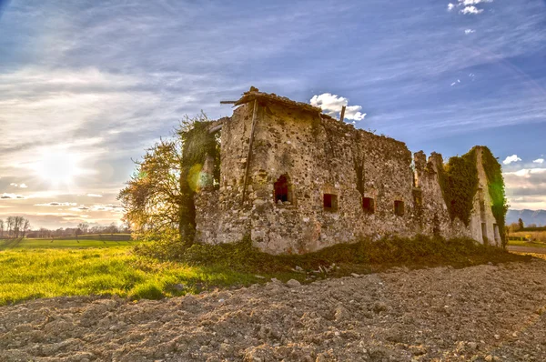 Granja abandonada en el campo —  Fotos de Stock