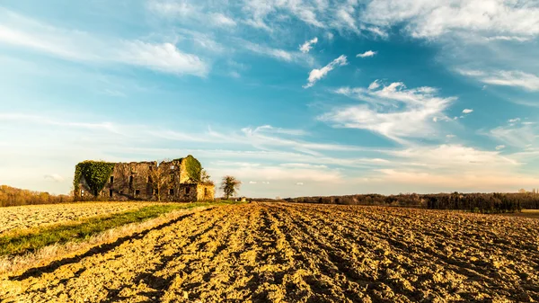 Abandoned farm in the countryside — Stock Photo, Image