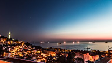Akşamları deniz feneri