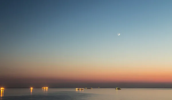 Lua sobre os barcos — Fotografia de Stock