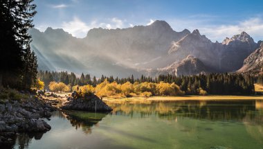 Alplerde sonbahar sabahı