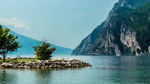 Bisiklet göle Garda, İtalya — Stok fotoğraf
