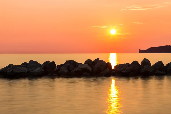 Sonnenuntergang hinter der Burg von Triest — Stockfoto