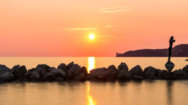 Sonnenuntergang hinter der Burg von Triest — Stockfoto