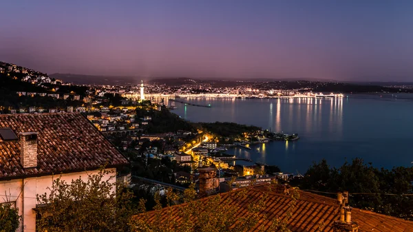 Farol à noite — Fotografia de Stock