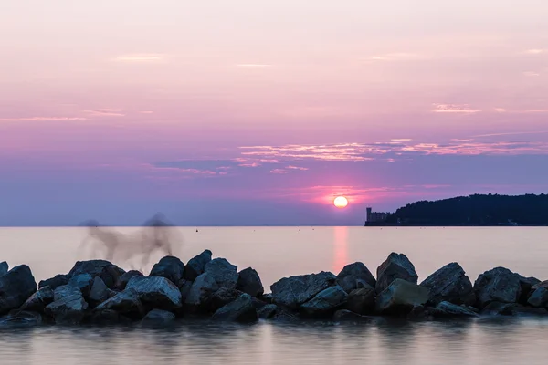 Puesta de sol detrás del castillo de Trieste —  Fotos de Stock