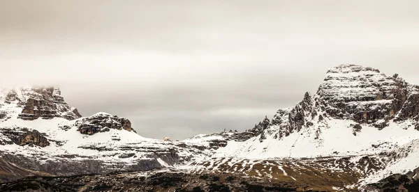 Vetta alpina con neve — Foto Stock