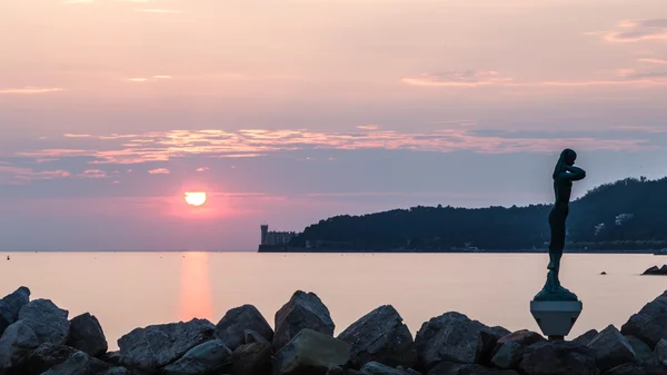 Solnedgången bakom slottet i trieste — Stockfoto