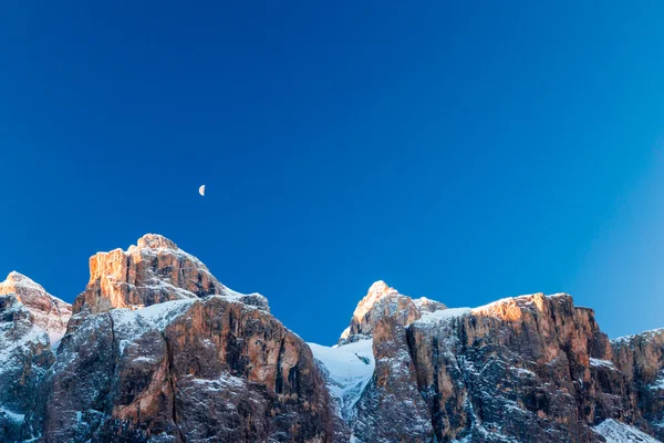 La lune brille derrière un pic — Photo