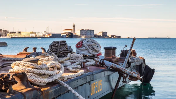 Équipements nautiques dans le port de Trieste — Photo