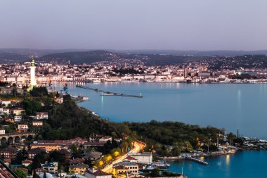 Akşamları deniz feneri