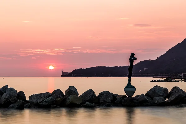 Puesta de sol detrás del castillo de Trieste — Foto de Stock