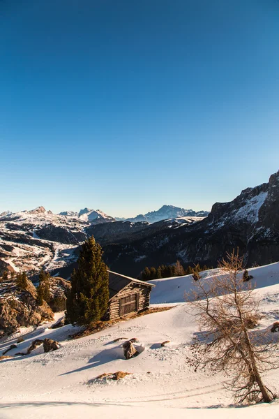 Cabana alpina em um dia de inverno — Fotografia de Stock