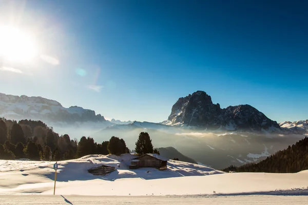 Альпійська хатина в зимовий день — стокове фото