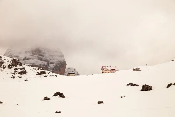 Pico alpino com neve — Fotografia de Stock