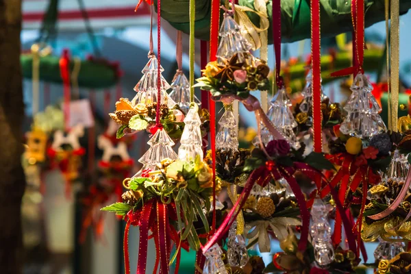 Pequeños árboles de Navidad como regalos y decoraciones para Navidad —  Fotos de Stock