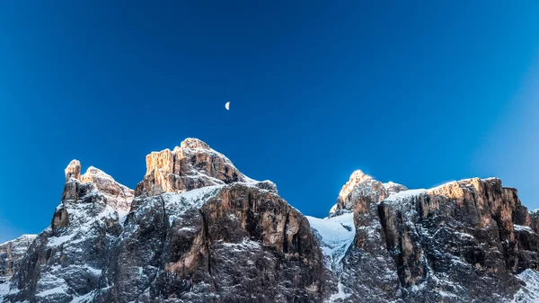 La lune brille derrière un pic — Photo