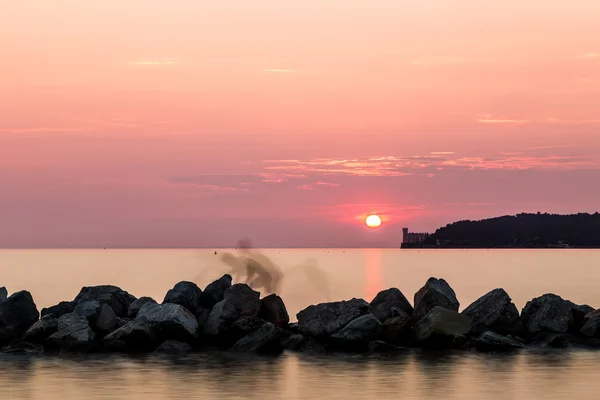 Puesta de sol detrás del castillo de Trieste —  Fotos de Stock