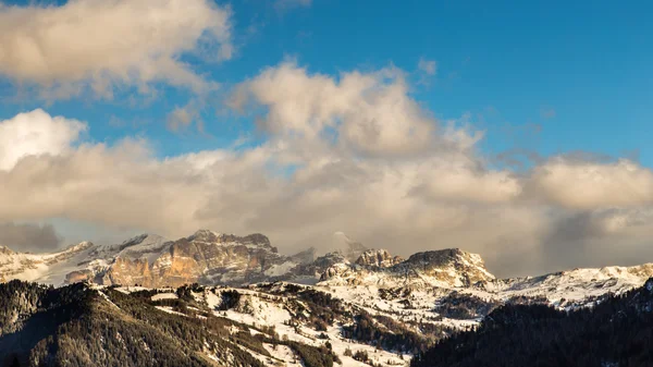 Vent et froid sur une route dans une soirée d'hiver dans le dolom italien — Photo