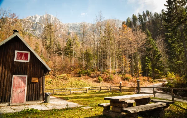 Alpstuga med en bänk — Stockfoto