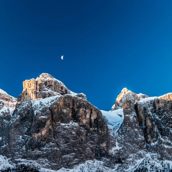 The moon is shining behind a peak — Stock Photo, Image