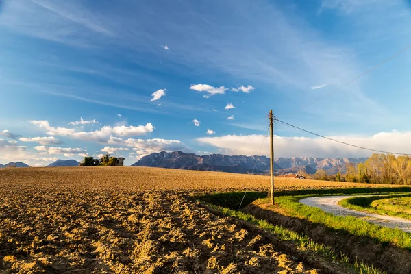 Verlaten boerderij op het platteland — Stockfoto