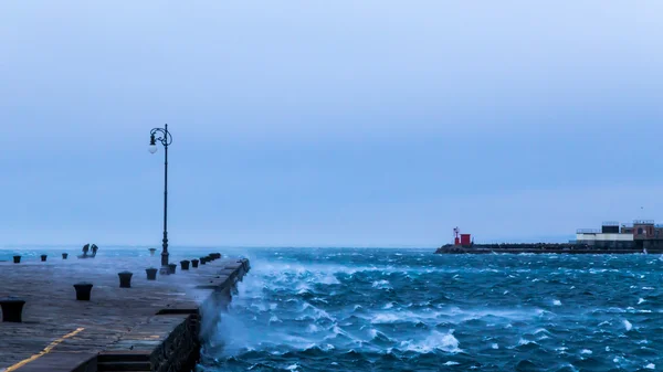 Après-midi venteux sur la jetée — Photo