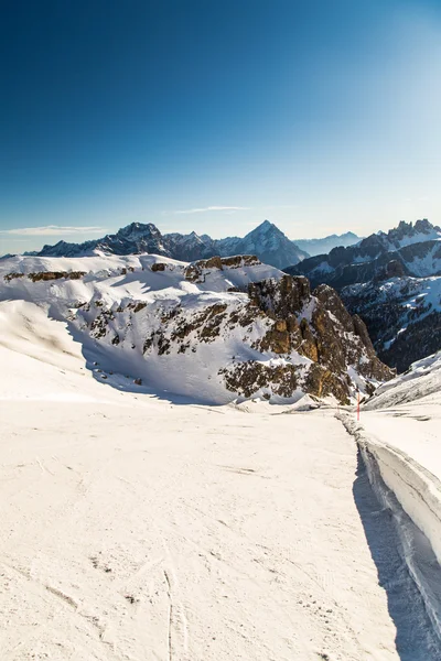 Italské Dolomiti připraven na lyžařskou sezonu — Stock fotografie