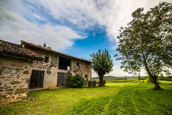 Granja abandonada en el campo — Foto de Stock