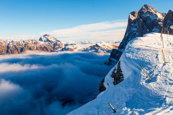 Italienska Dolomiti redo för skidsäsongen — Stockfoto