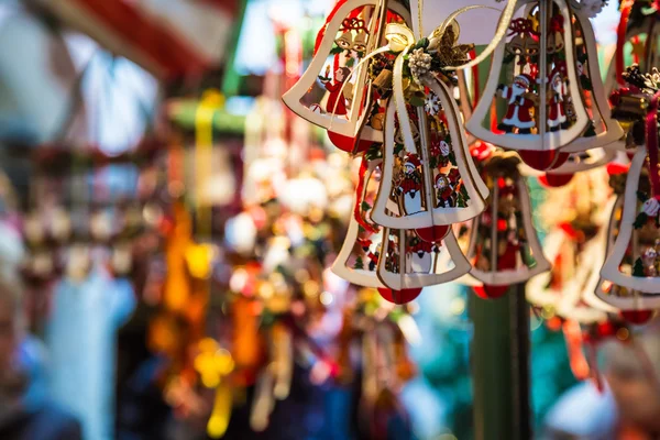 Pequeñas campanas de Navidad como regalos y decoraciones para Navidad — Foto de Stock