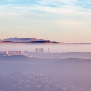 Trieste Körfezi sisli gün batımı