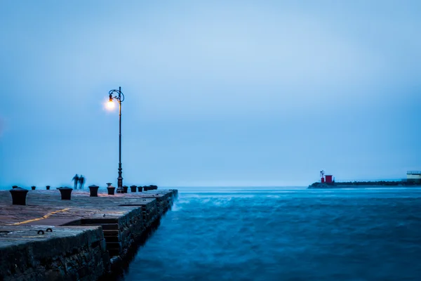 Tarde ventosa no cais — Fotografia de Stock