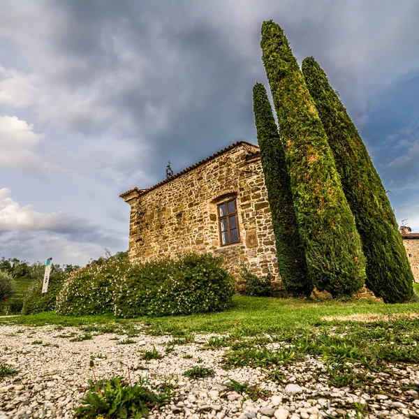 Granja abandonada en el campo — Foto de Stock