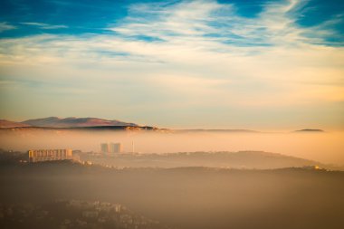 Trieste Körfezi sisli gün batımı