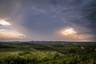 Tarlaların üzerinde fırtına