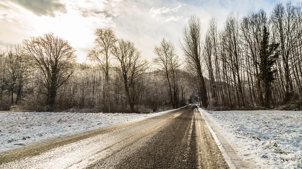 Besneeuwde weg op het Italiaanse platteland — Stockfoto