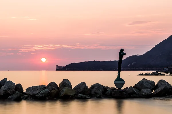 Puesta de sol detrás del castillo de Trieste — Foto de Stock