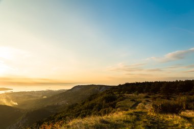 tepelerden gündoğumu