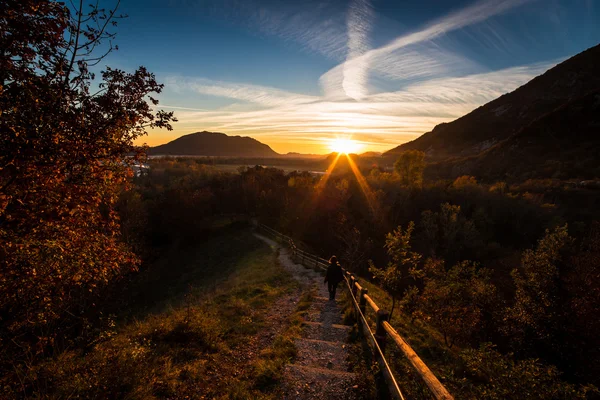 Walking down to the sunset — Stock Photo, Image