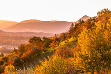 İtalyan kırsal kesimde sonbahar günbatımı