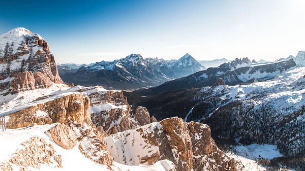 Итальянская Доломити готова к лыжному сезону — стоковое фото