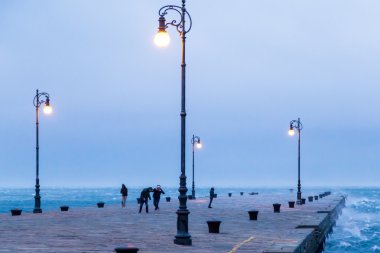 iskelede rüzgarlı öğleden sonra