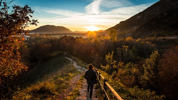 Walking down to the sunset — Stock Photo, Image