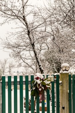 Noel zamanında tarafından kar kaplı kapısı