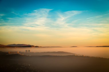 Trieste Körfezi sisli gün batımı