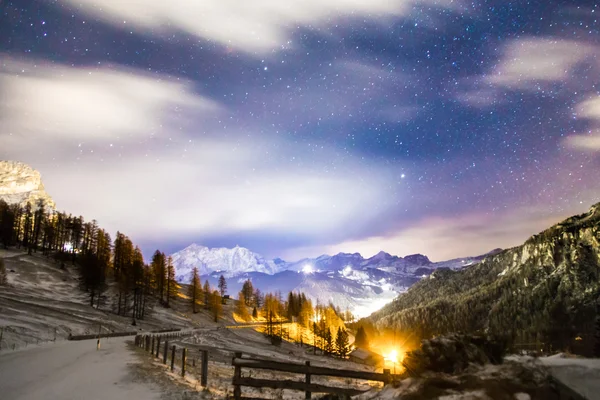 Wind en kou op een weg in een winteravond in het Italiaanse dolom — Stockfoto