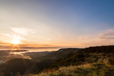 tepelerden gündoğumu