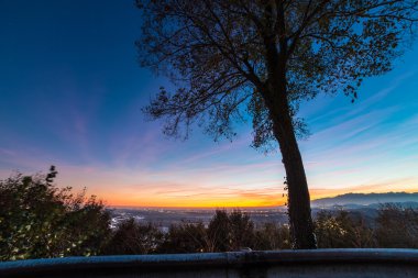 Günbatımı Tagliamento Nehri üzerinde